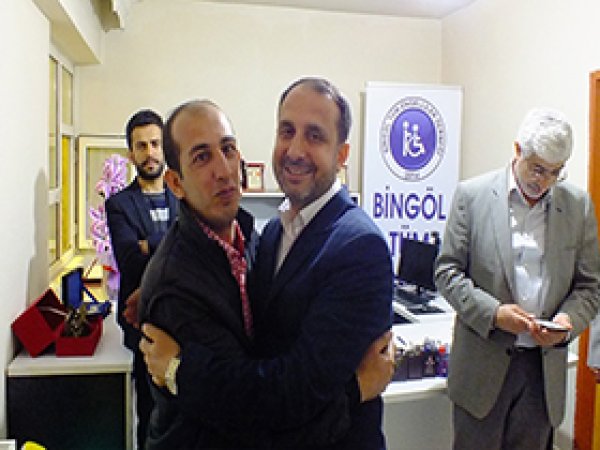 Sait Şahin, Engellilerle kucaklaştı