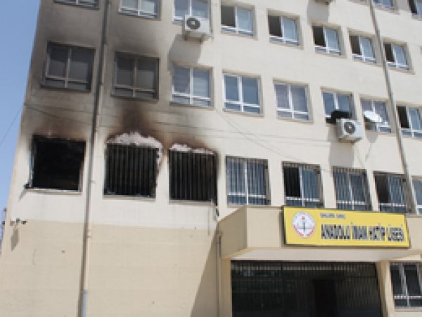 Suruç’ta İmam Hatip Lisesi ateşe verildi