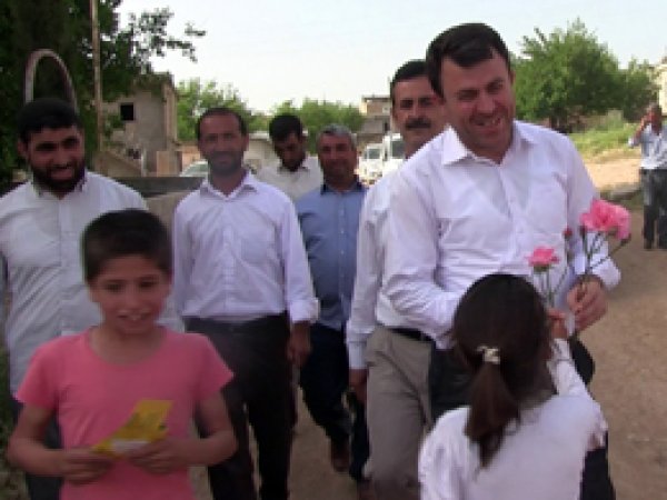Mehmet Yavuz güllerle karşılandı