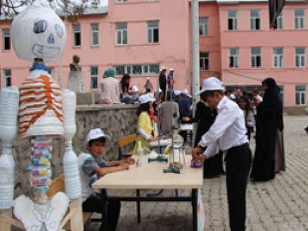 Karlıova'da TUBİTAK Bilim Fuarı açıldı