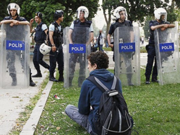 Polis Gezi Parkı'na girişe izin vermedi