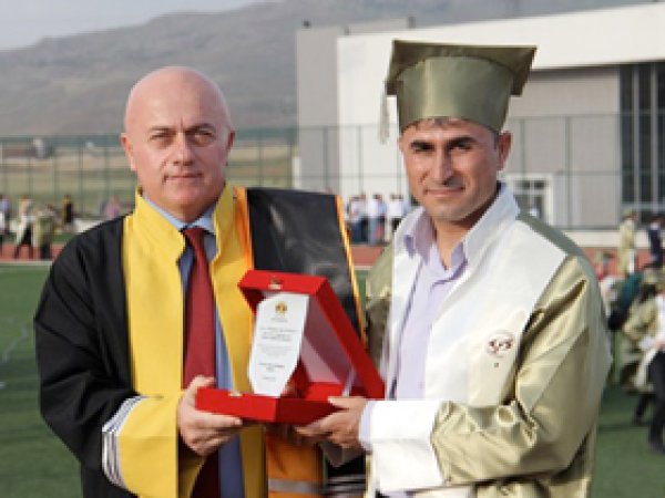 40 yaşında üniversiteyi birincilikle bitirdi