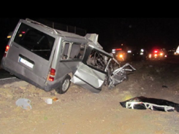 Minibüs TIR’a arkadan çarptı: 2 ölü