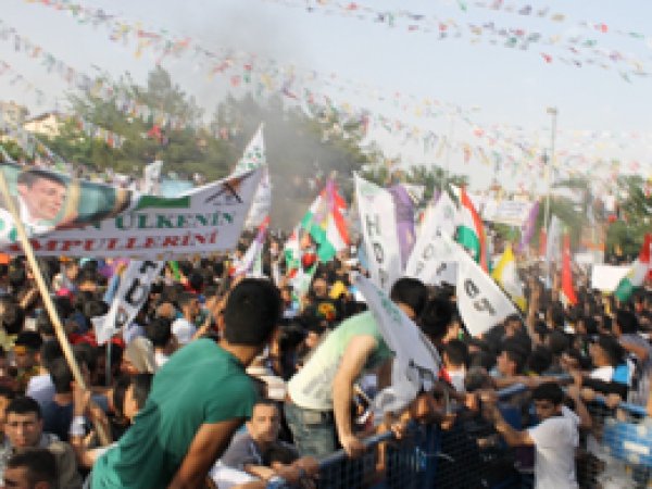 Diyarbakır'da HDP mitinginde patlama: 2 ölü