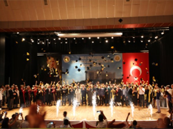 Dicle üniversitesi 5 bin 700 mezun verdi