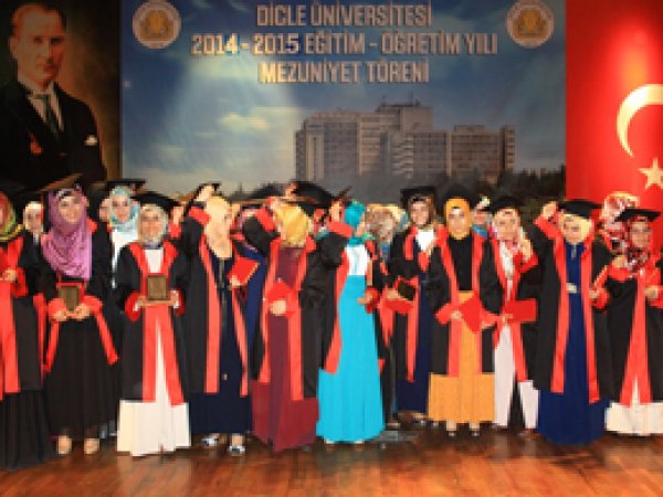 DÜ İlahiyat Fakültesinde mezuniyet sevinci