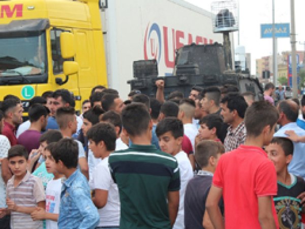 Silopi’de şoförler yol kapattı