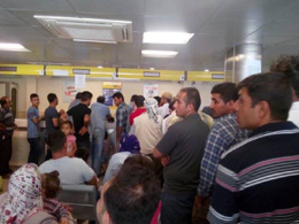 Kamu kurumlarında kuyruk çilesi bitmiyor
