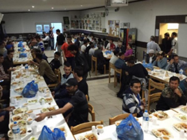 Almanya’nın Leipzig şehrinde iftar yemeği