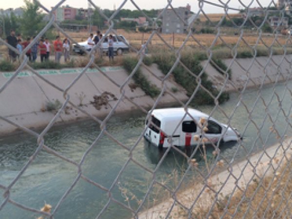 Ticari araç sulama kanalına düştü