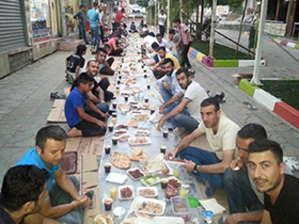 Şırnak’ta esnaf yer sofrasında iftar verdi