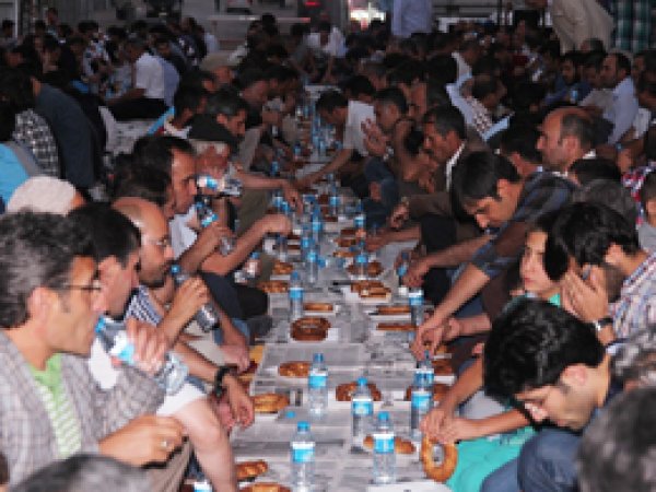 Vanlılar ümmet sofrasında buluştu