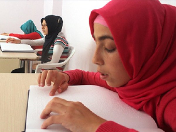Kur'an-ı Kerim'i gönül gözüyle öğreniyorlar