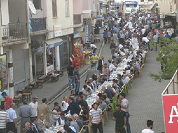 Solhan esnafından örnek iftar programı