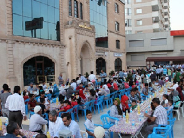 Mülteciler iftarda buluştu