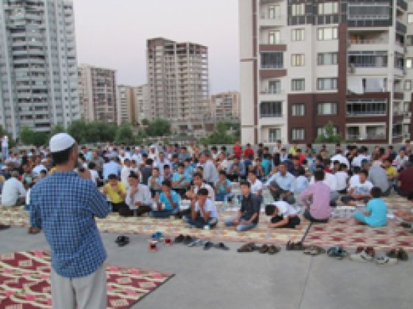 Çocuklara iftar yemeği