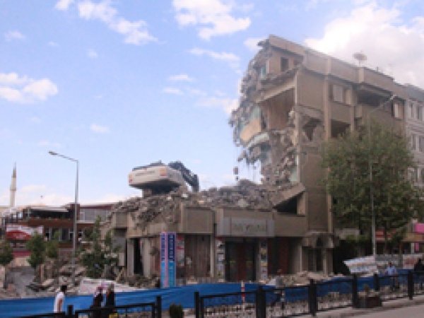 Metruk binalar tehlike saçıyor