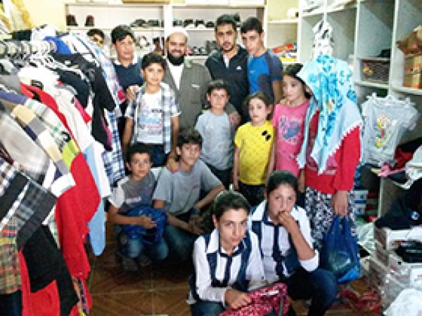 İrşad Der'den yetimlere elbise yardımı