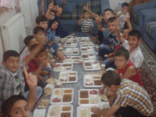 Tatvan Umut Der'den öğrencilere iftar yemeği   