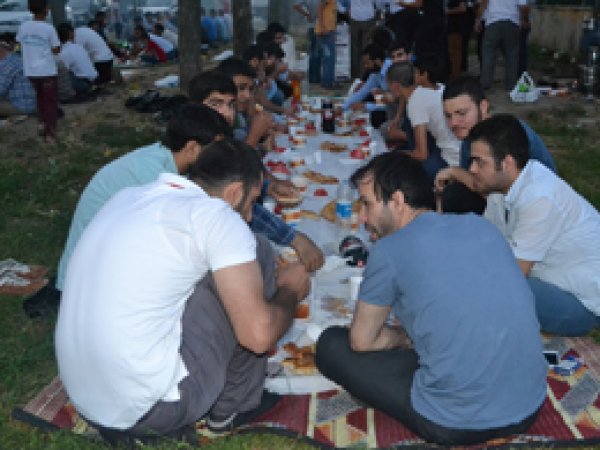İkra Der’den açık alanda iftar programı