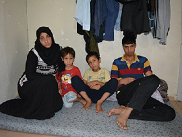 Suriye'den kaçan aile yardım bekliyor