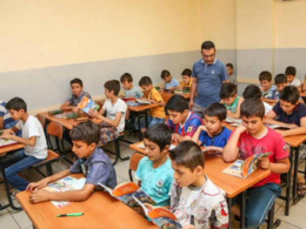 Kur'an talebelerine Kur'an hediye edildi