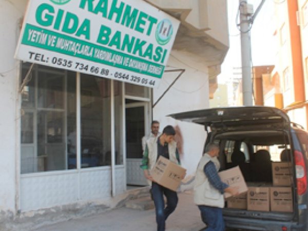 Rahmet Gıda'dan yüzlerce aileye yardım