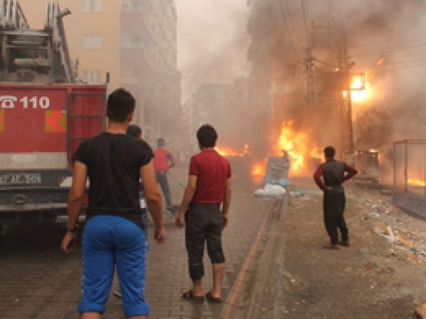 Agirê ku ji trafo pekîya bû sedema şewtîna 2 wesayîtan