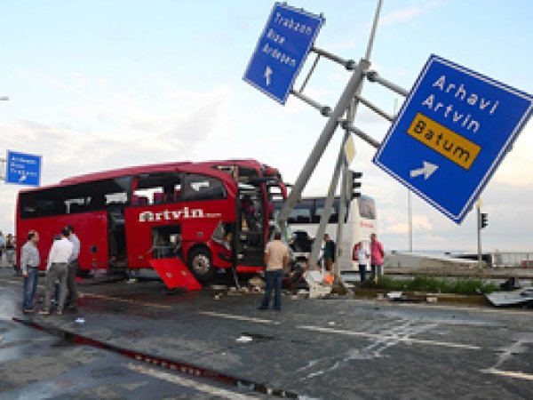 Rize'de otobüs ile otomobil çarpıştı: 1 ölü