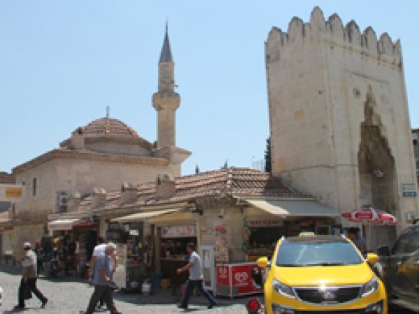 Adana'da tarihi yapılar işgal altında