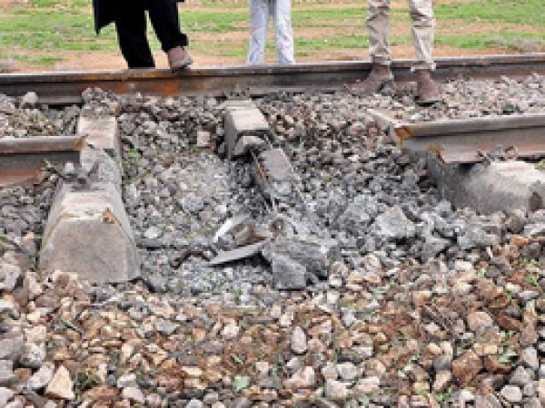 Kars'ta yük trenine bombalı saldırı