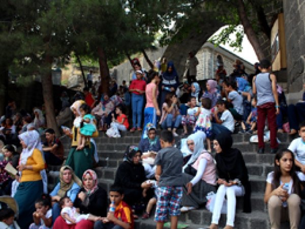 Halk Sahabelerin türbesine akın ediyor