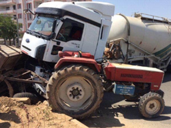 Beton mikseri traktörü biçti: 3 yaralı