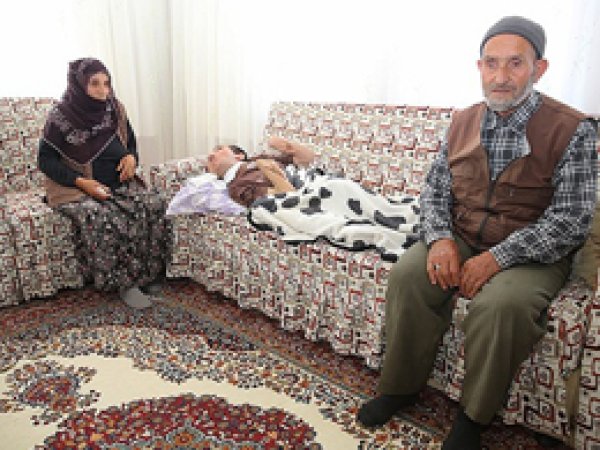 40 yıldır felçli oğluna ve göremeyen kocasına bakıyor