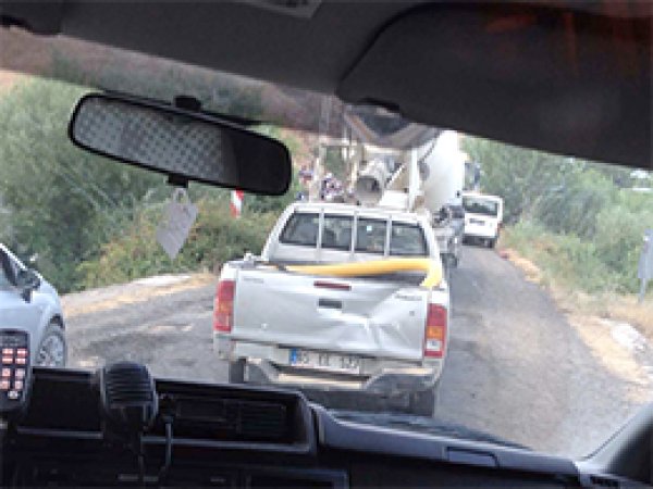 Yol kesen PKK'lılar acil hasta taşıyan ambulansa geçit vermedi
