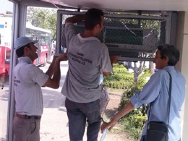 Adana’daki akıllı duraklar sıcak havaya dayanamadı