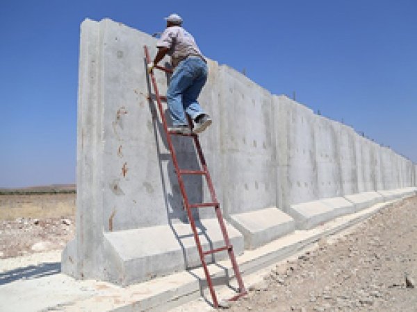Suriye sınırına 3 metrelik beton duvar