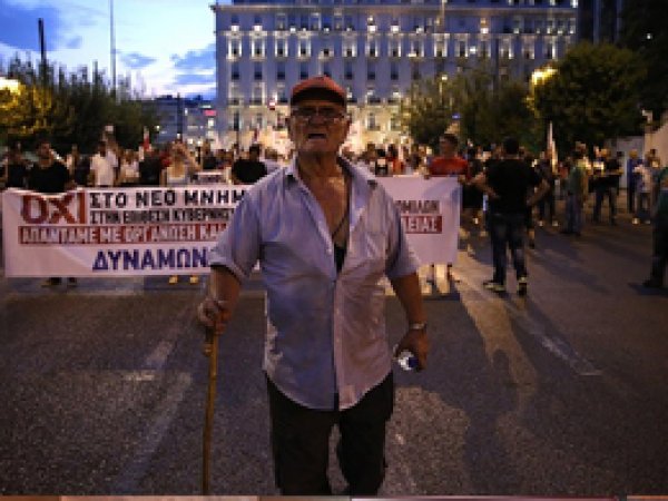 Yunanistan'da 3. kurtarma paketi protesto edildi
