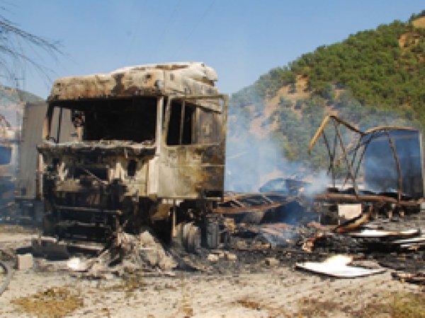 PKK 6 TIR’ı ateşe verdi