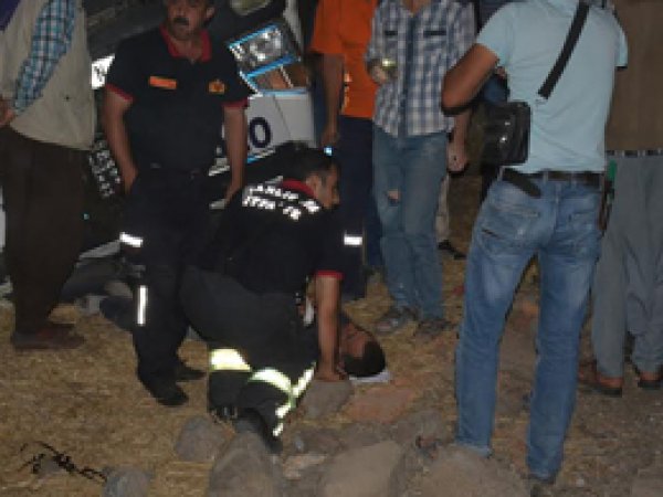 Siverek’te briket yüklü TIR devrildi: 2 yaralı