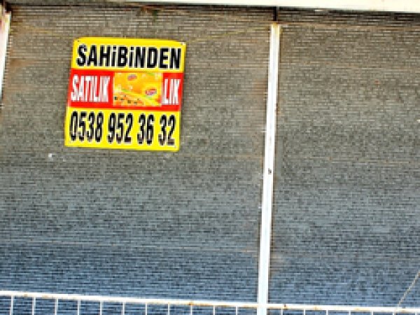 Esnaf kepenk indirdi, evler satılığa çıkarıldı