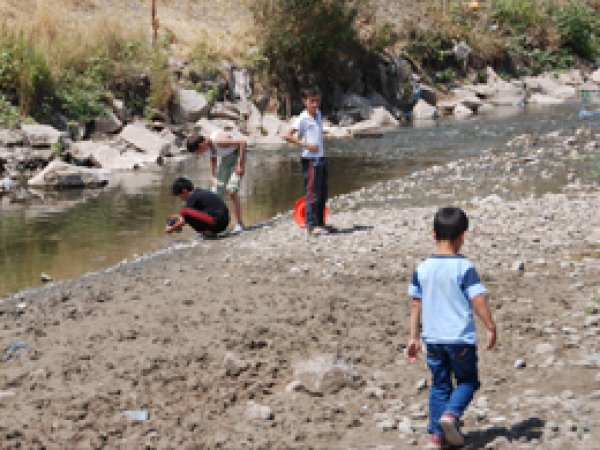 Serinlemek için lağım suyuna giriyorlar