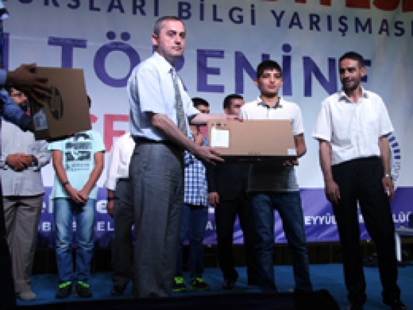Yaz Kur'an kursunu hediyelerle tamamladılar
