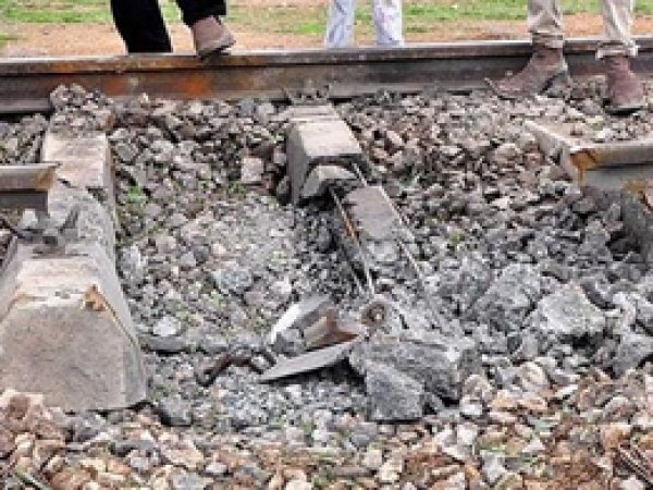 Korucuları taşıyan trene bombalı saldırı