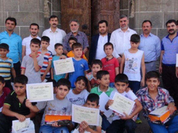 Cami öğrencilerine hediyeler dağıtıldı
