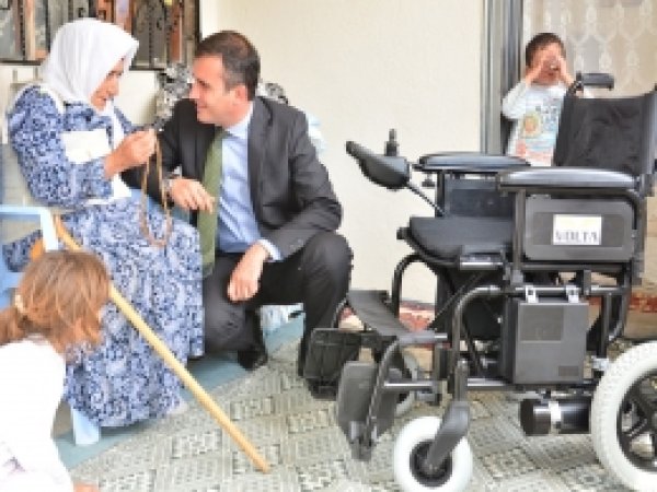 Patnosta105 yaşındaki engelli nineye akülü araç