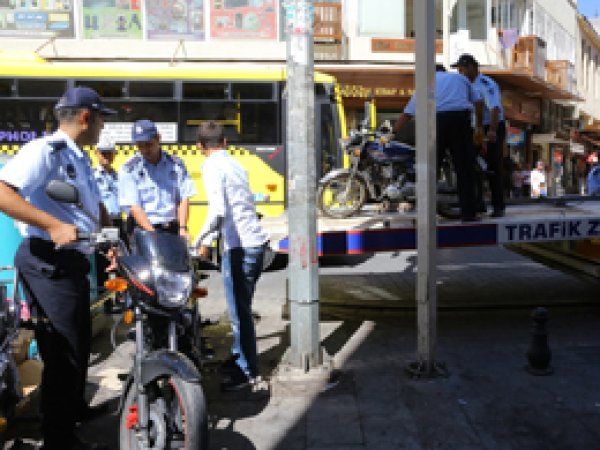 Antep'te kaldırımlara park edilen motosikletler toplanıyor