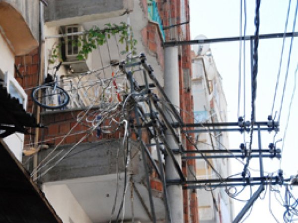 Diyarbakır'da elektrik telleri büyük tehlike saçıyor