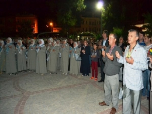 İznikliler hacı adaylarını dualarla uğurladı