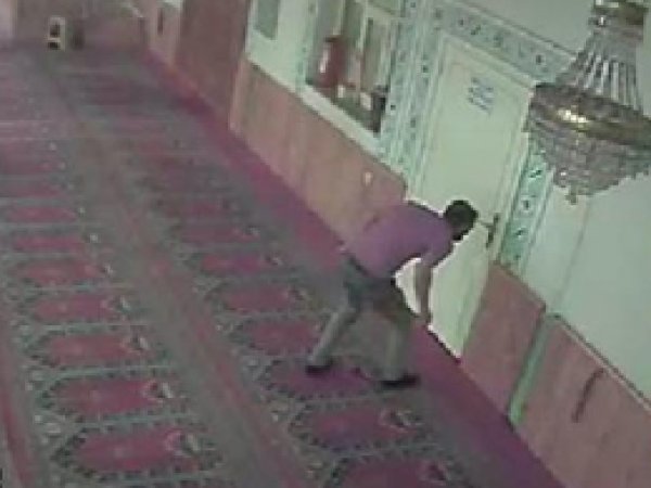 Caminin bağış kutusundaki parayı çaldı